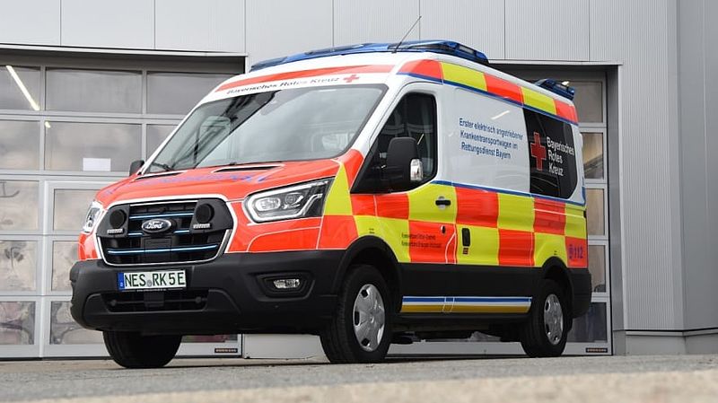 Ford Pro bringt Bayerns ersten Elektro-Krankentransporter auf die Straße – für Rettungsdienst des Roten Kreuzes