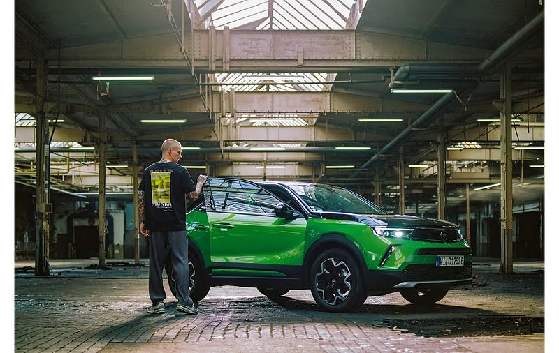 Klar, mutig, authentisch: Willy Iffland designt neues Opel Mokka-Shirt