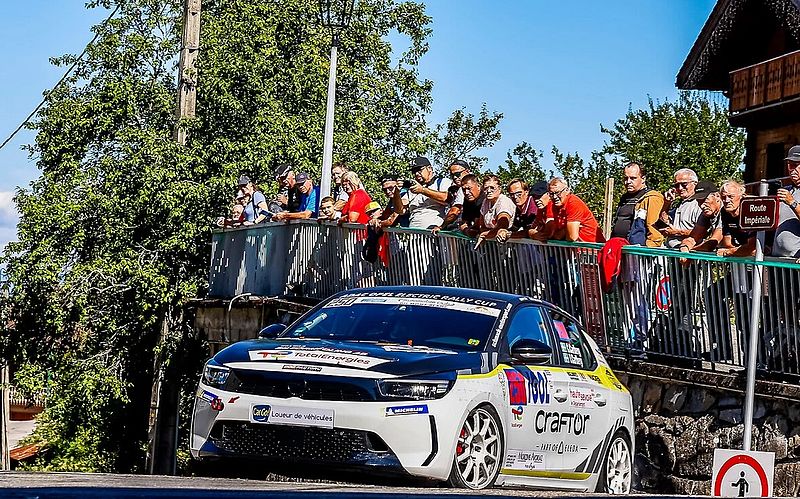 Packendes Duell im Opel Corsa Rally Electric: Skandinavischer Triumph in den französischen Alpen